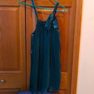 Forever 21 pleated top. Evergreen w satin lining. Side zip w hook & eye closure.